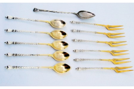 Conjunto de seis garfos para aperitivos e colheres de café em prata com dourados e cabos retorcidos.